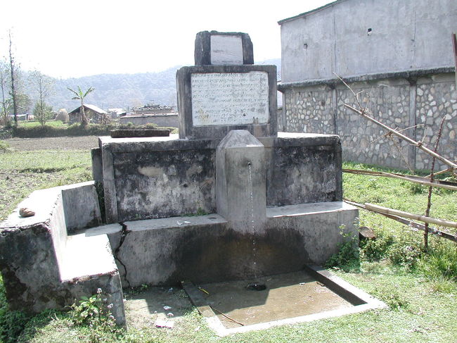 村の水道。<br />ここで水汲みや洗濯をする。<br /><br />どうも、時間で給水があるようだ。