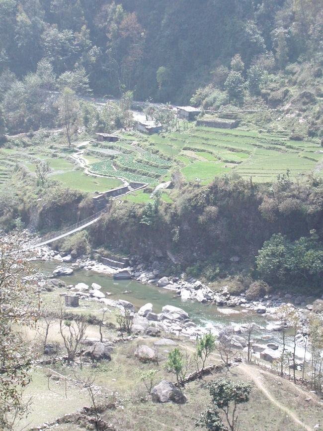 狭い土地を耕す。