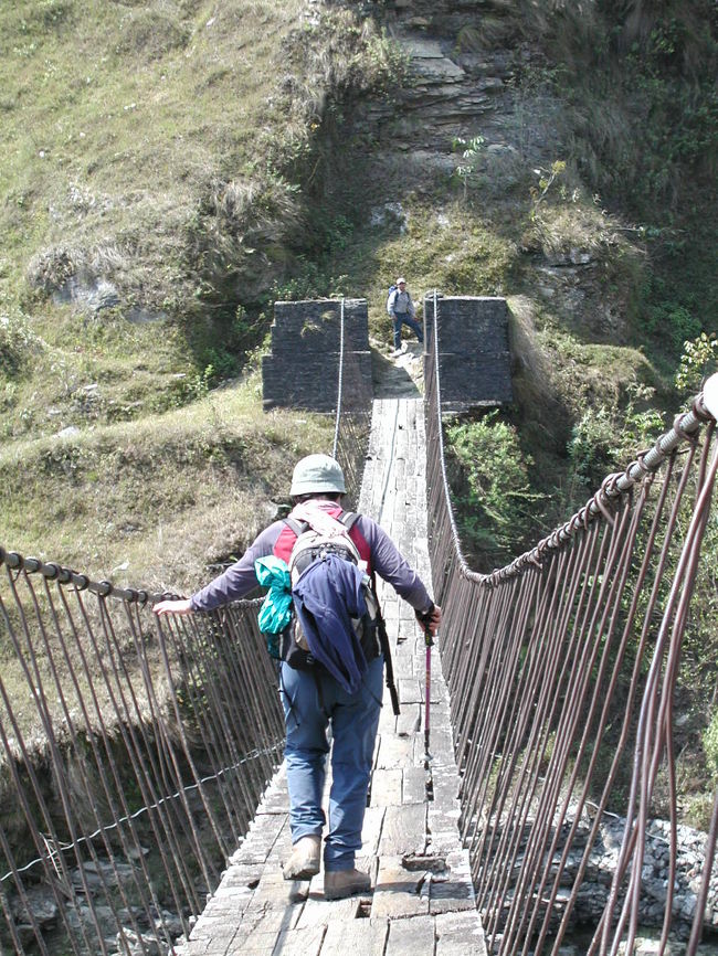 一人づつ渡ります＞