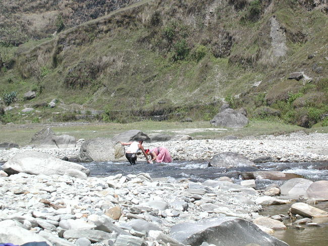 川では地元の人が魚を捕っていました。<br /><br />下山しながらネパールの山村、農村に触れてきましたが文化の違いもありますが、長閑な中にも厳しさがある生活に改めて感慨深いものがありました。<br /><br /><br />　　　　　　　　　　　　　完
