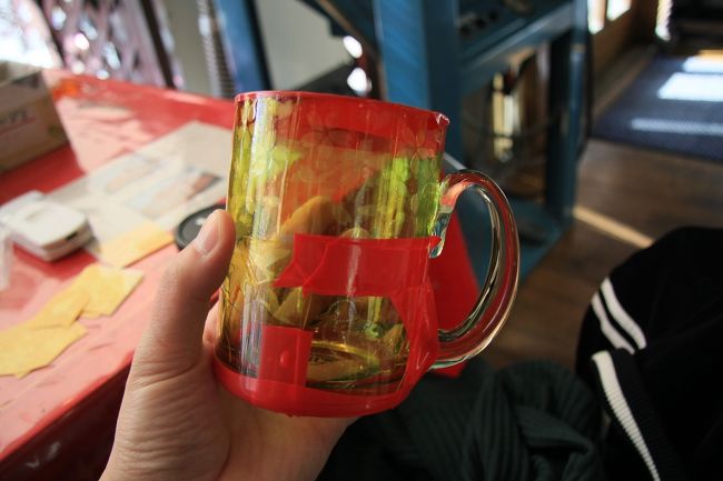 北一硝子花園店<br /><br />グラスに型抜きシールを貼り付けて隙間をビニールテープでマスキングしていきます。