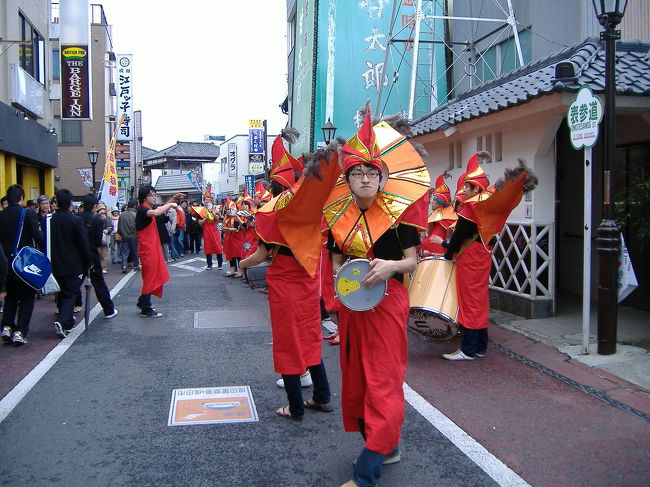 所々で行われている太鼓のパフォーマンスを見ながら<br />ぶらぶらと成田山まで歩きます。