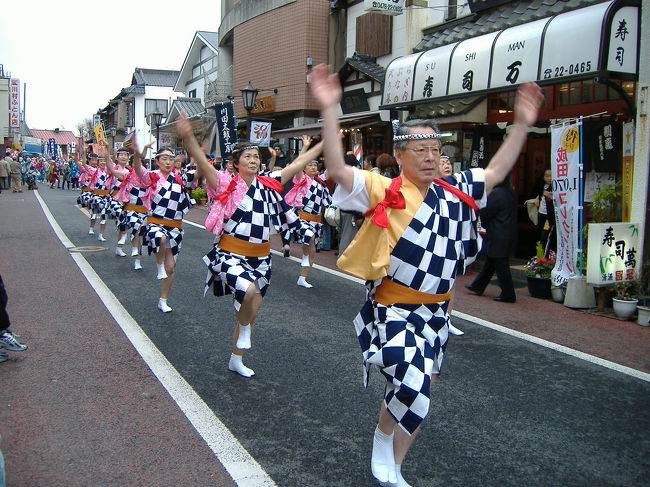 3時から参道でのパレードが始まりました。<br />和太鼓だけでなくさまざまなグループがパフォーマンスを開始。