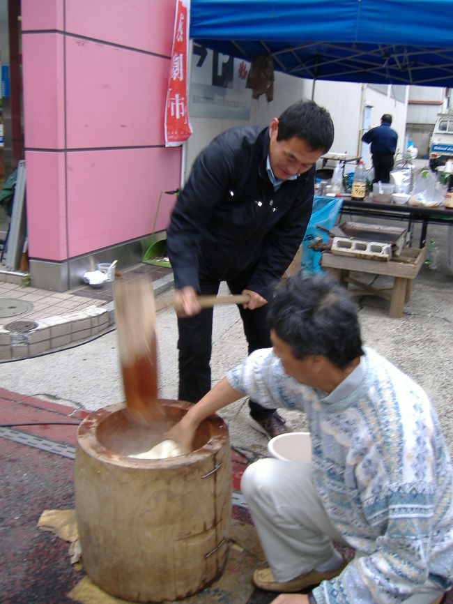 駅近くでお餅を搗いていたのでつい買って食べてしまいました。美味しかった〜<br />あいにくの寒い天気でしたがとっても楽しめた<br />成田太鼓祭りでした。