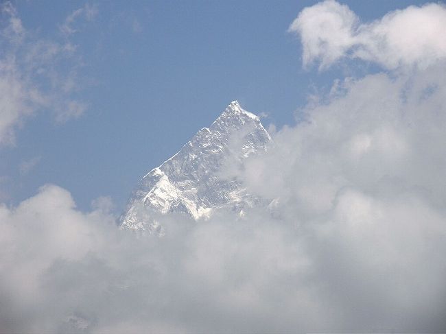 雲の中からマチャプチャレが・・・。