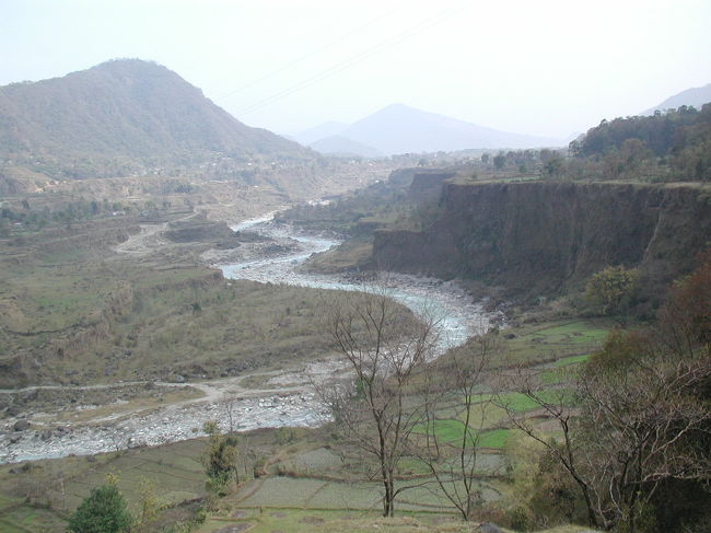 川をネパール語でコーラという。<br /><br />この大きなコーラに沿って下山してきた。