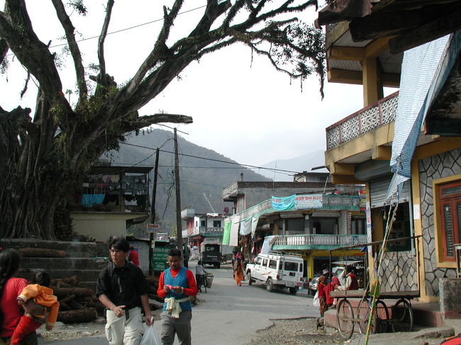 車が入る最後の村。<br /><br />ここで車をチャーターする。