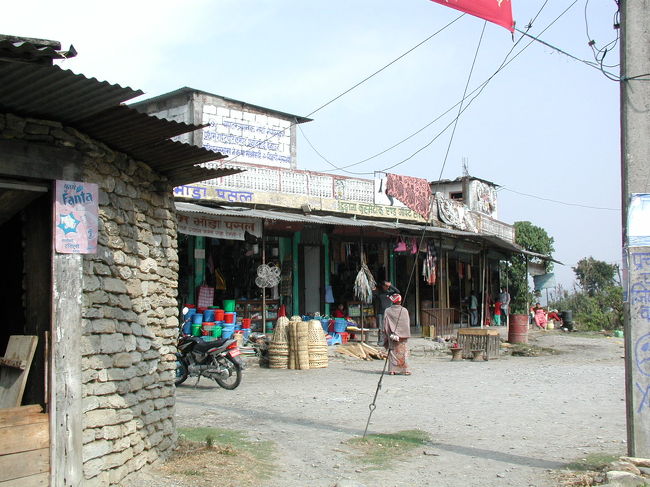 今まで通ってきた村の人たちは歩いて<br />この村まで買い物に来るのだろうか！<br /><br />雑貨屋のようです。