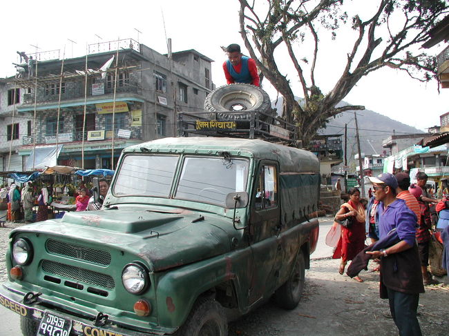新車だというので依頼したら<br />車を持ってきたら・・・<br />ソ連製だそうです。<br /><br />びっくり！！！<br />ポンコツ車で・・・。<br />ただし、この荷物も積めて<br />ポカラの指定地まで行くには都合がいい。