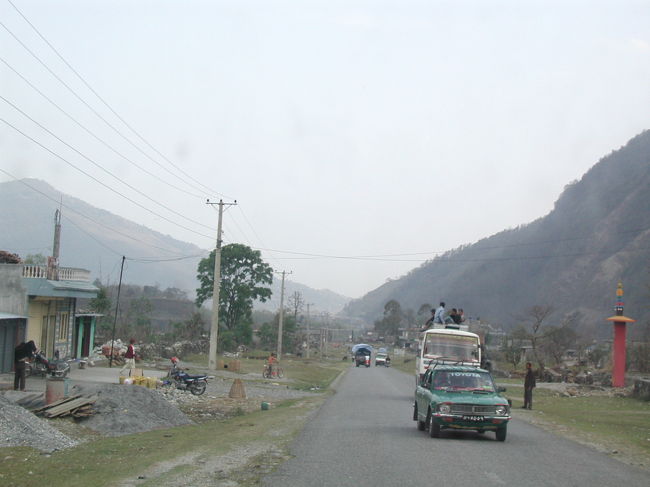 バスの屋根にも人間が・・・。