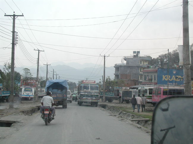 ポカラ市内に入ると、かなり交通量がある。