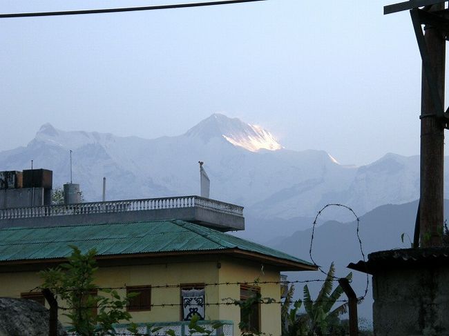 アンナプルナ?・?が民家の屋根越しに。