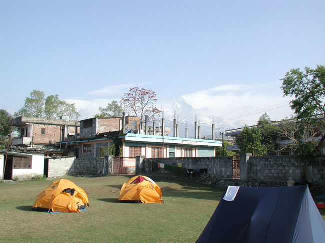 ポカラのキャンプ場。<br /><br />早朝にマチャプチャレやアンナプルナのモルゲンロートを楽しみ・・・。<br /><br />ゆっくり朝食をとってポカラの散策に・・・。<br /><br />
