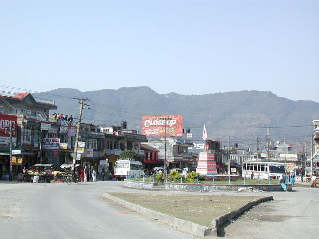 ポカラ空港からタンセンへ向かう道路沿いの街並み。