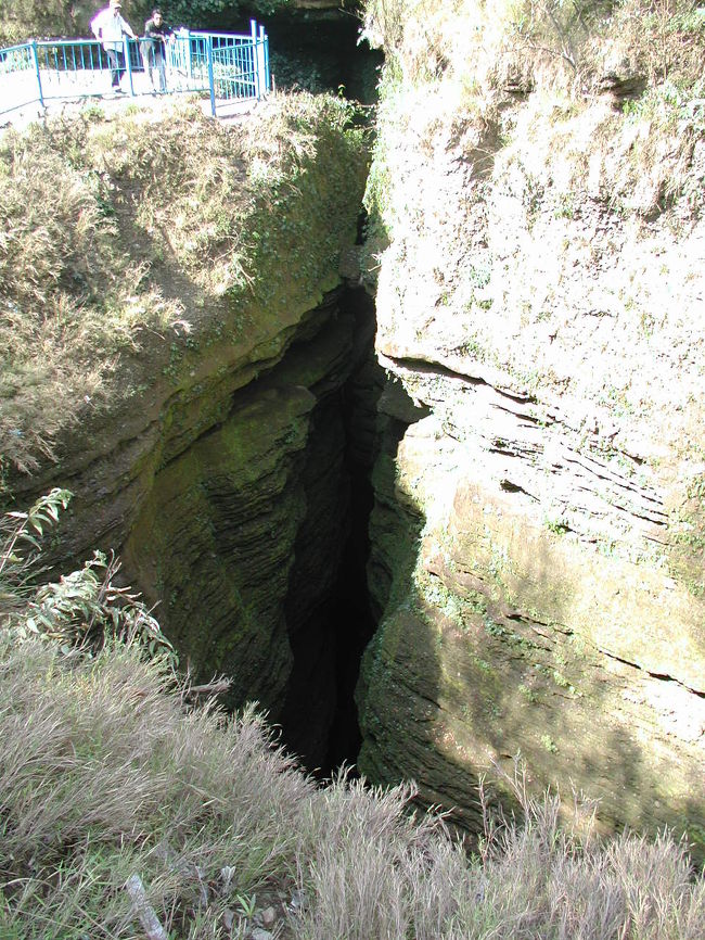 侵食された奇怪な岩肌。