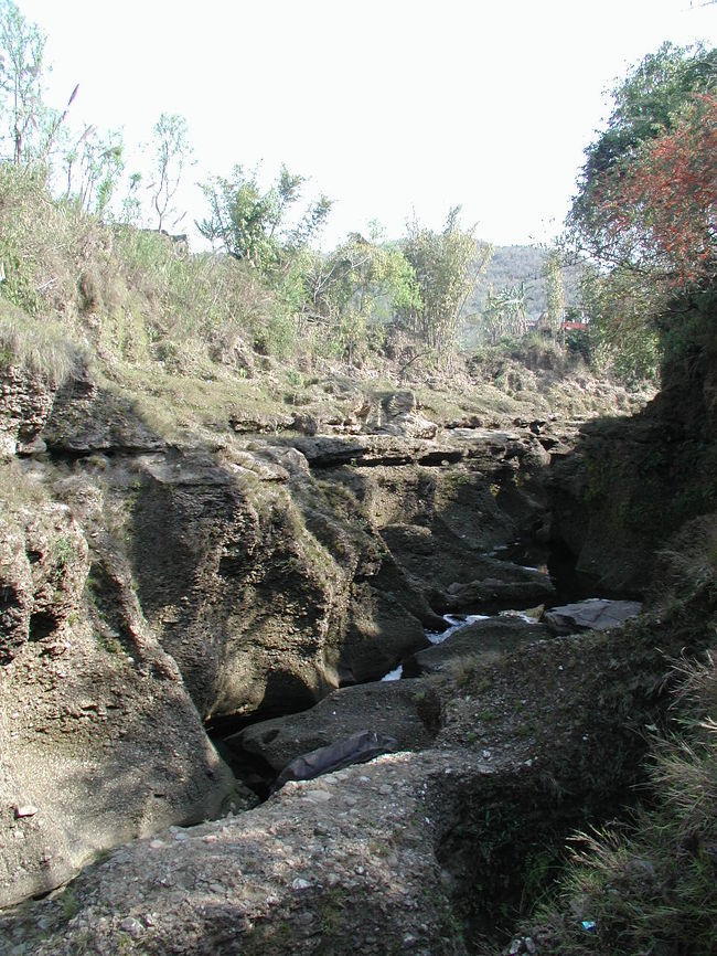 フェワ湖から来る川の水が地中に吸い込まれ侵食したと伝えられる。