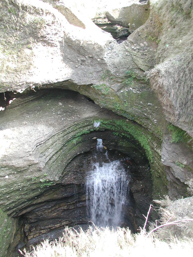 水は一旦地中に入り、岩の隙間から滝となって流れ落ちている。
