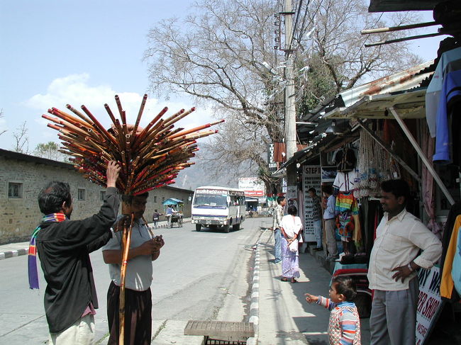 笛をこんな風に売り歩く人も・・・。<br /><br />同僚はお孫さんへのお土産にと買い求めていた<br />なかなかいい音色が出ていました。
