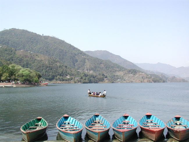 フェワ湖畔へ行くと<br />ボートがたくさん・・・。<br /><br />このボートは中央の島までいけるようだ。