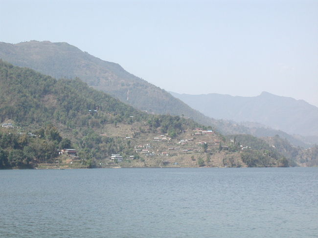 フェワ湖の佇まい。