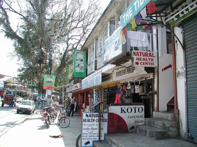 お昼は、ここ「古都」で食べることに。<br /><br />古都はカトマンドゥにもあるが、そこの支店だそうで<br />久しぶりの日本食に舌鼓。