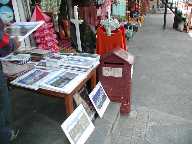 ポカラで絵手紙を投函。<br /><br />表紙にあるような絵手紙をトレッキング中やテントの中で十数枚書いたので日本の知人宛に投函。<br /><br />エピソード<br />この日２１日にポカラで投函したが日本についたのは１５日後の４月５日だったようでびっくり。<br />（ガイドブックには５日程度と書かれていたが、ただし、カトマンドゥ）