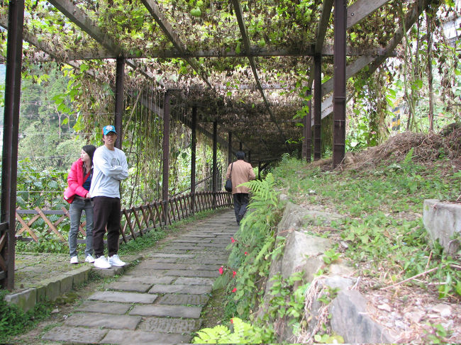 観光バスを降りて、阿里山の一番古い街並みへ向かう