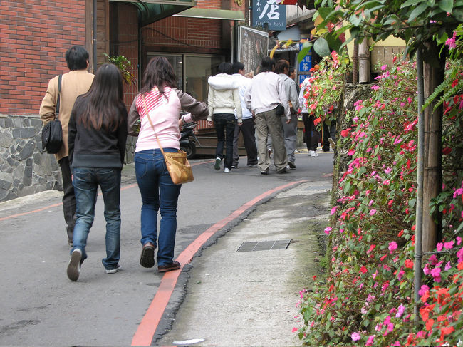 （おそらく）台湾の観光客の人と一緒に街のほうへ
