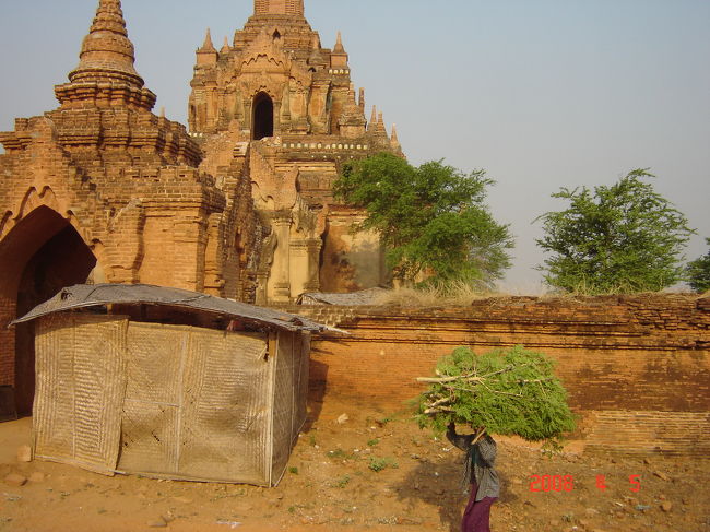 始発の便でパガンまで飛びます。<br />エアパガンを使いました。<br />プロペラ付いてた。<br />ミャンマーの国内線は国営のミャンマー航空は絶対に避けたほうがいいです。<br />エアパガンで４５分。パンと果物、ドリンクの簡単な朝食が出ました。<br /><br />パガンへ到着し、まずは”スケジュールにないところ”とアウンさんがパガンを一望できるお寺に連れて行ってくれました。<br /><br />名前は何回も聞いたけど覚えられませんでした、、、<br /><br /><br />