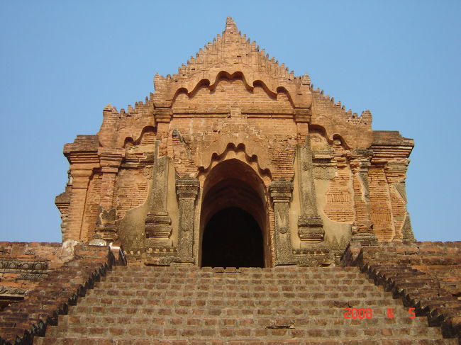 これは１１世紀に建てられたお寺です。<br />ミャンマーは敬虔な仏教国（小乗仏教）なので裸足で入らないといけません。<br />スリランカと同じだ。<br /><br />