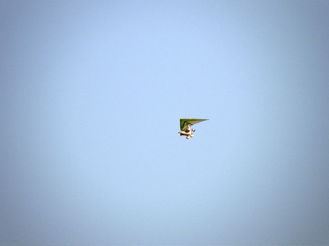早朝から、近くのポカラ空港から<br />頻繁に空中遊覧・・・<br />空からヒマラヤ観光をキャッチフレーズに・・・。