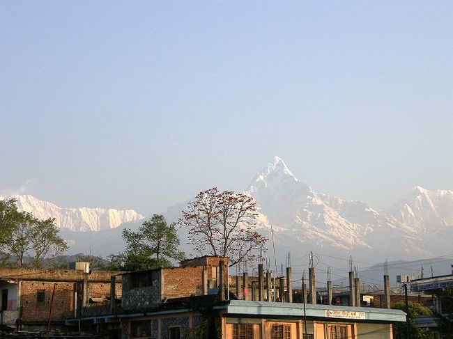 アンナプルナサウス・マチャプチャレ・アンナプルナ?・アンナプルナ?などに陽が射してくる