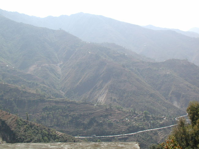 山間を縫うように道は走る。