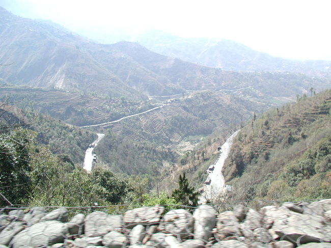ポカラからカトマンドゥへの幹線道路。