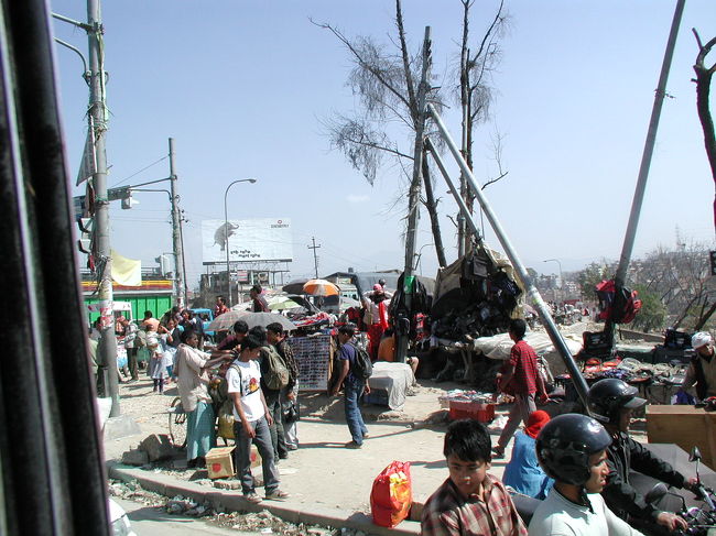 カトマンドゥ市内に・・・。<br /><br />人も、物も、車も、ごちゃごちゃに。