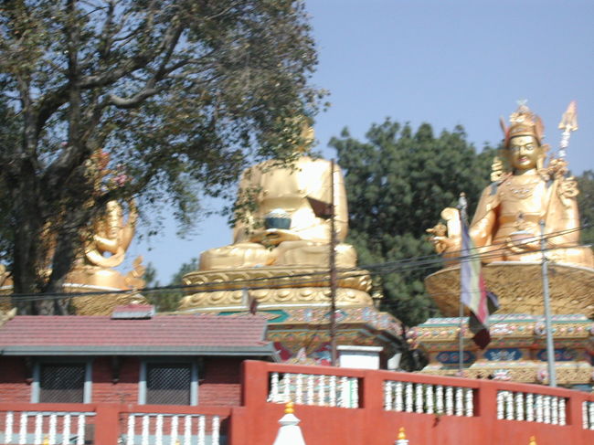 車窓から・・・。<br /><br />新しく出来た仏像のようです。