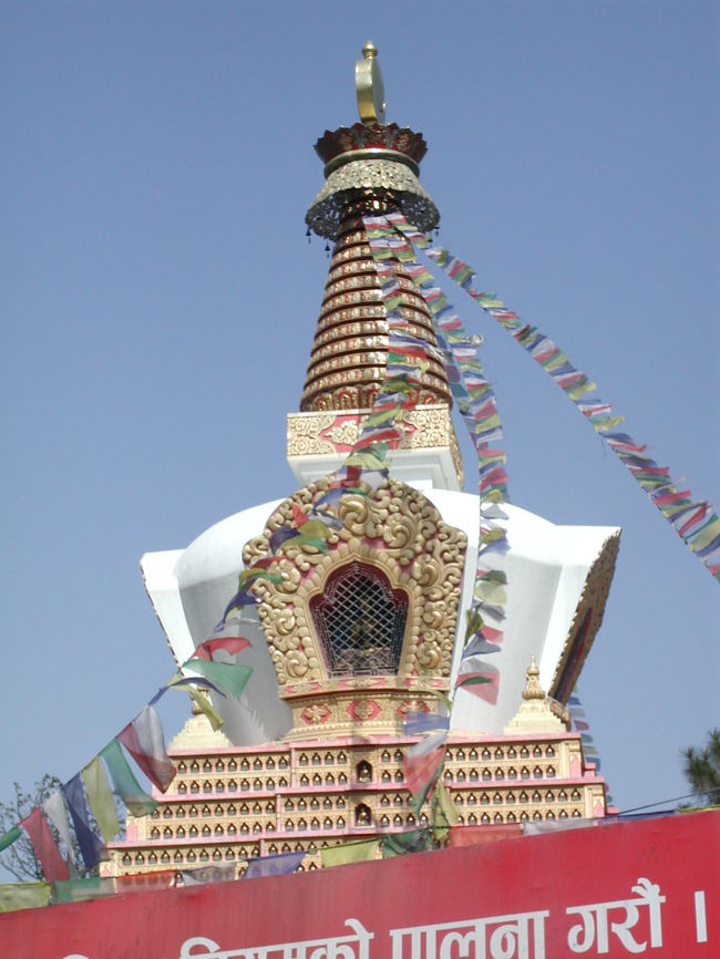 車窓から・・・。<br /><br />チベット仏教特有の旗が・・・。