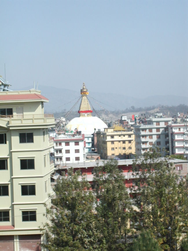 カトマンドゥに着いて最初に案内してもらったボダナートのストゥーパも望めた。
