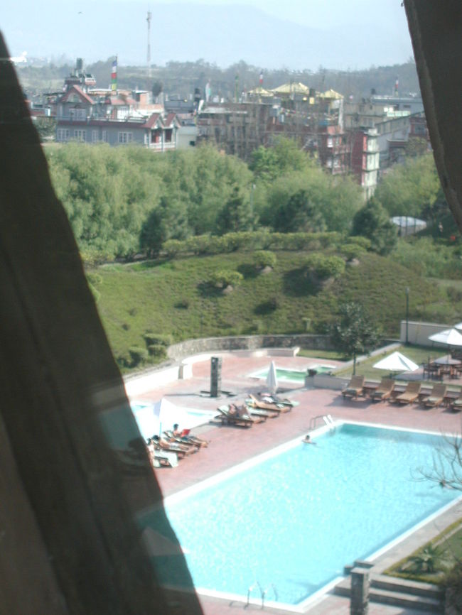 部屋からプールも眺められ<br />遠くにカトマンドゥ空港の滑走路が望める。