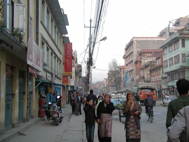 ホテルでシャワーを浴びて<br />カトマンドゥの市街へ<br /><br />夕方から停電になるので<br />早めの夕食を摂りホテルに戻る。<br /><br />安いホテルは蝋燭で対応するが高級ホテルは自家発電しているようだ。<br /><br />今日は２週間ぶりのベットで寝ることが出来る<br />おやすみなさい。<br /><br />　　　　　　　　　　　完