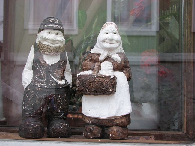 　　開店前のお店のショーウｲンドー