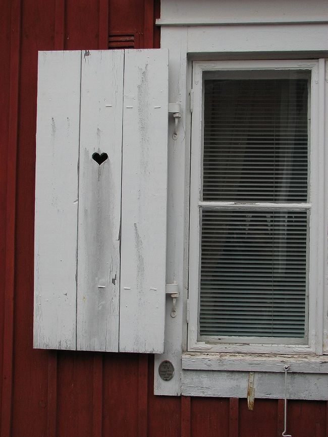 ハートのマークに切り込まれた<br /><br />　　　窓の扉