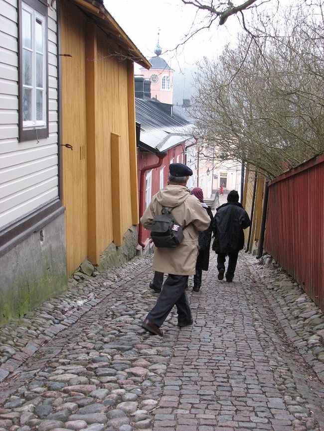 　　路地を歩く観光客（ツアー仲間）