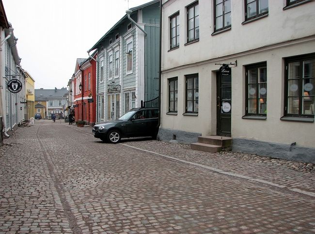 路地から車<br /><br />　　この国は車は右側通行でした、