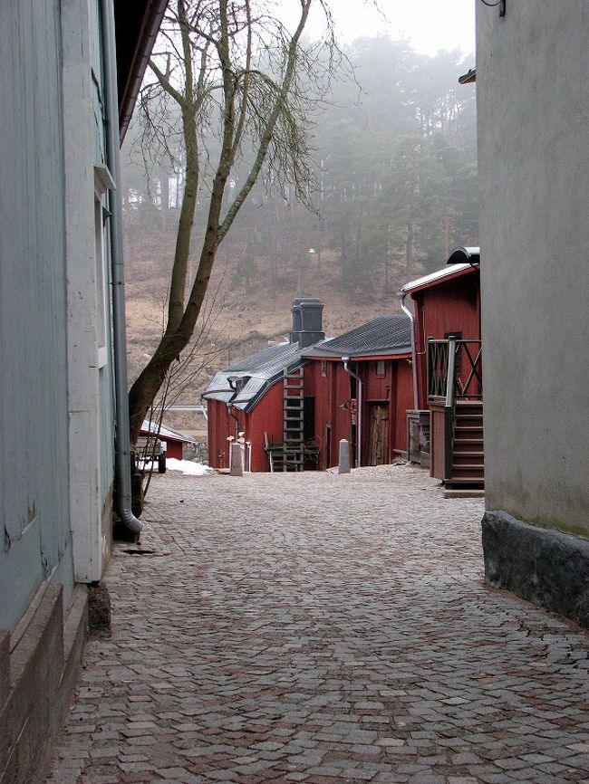 路地は倉庫群に向かって<br /><br />　　降りて行きます。