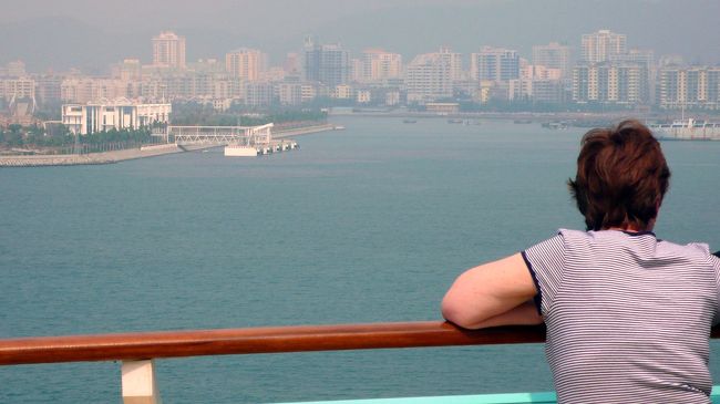 海南島三亜の桟橋と町並みが見えてきました。