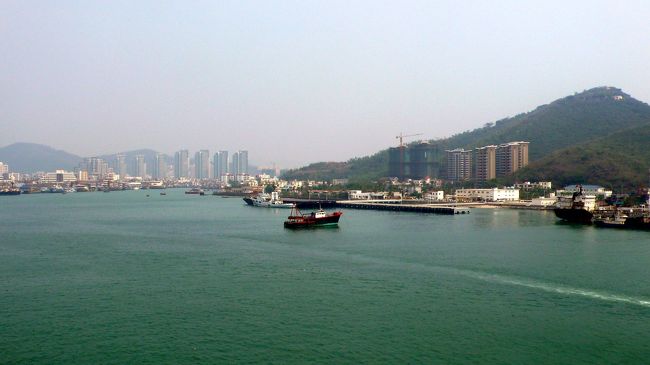 三亜の新港湾の新市街地の一部で、マンションが立ち並んでいます。