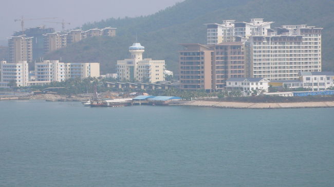 マンションが近くに見えてきました。<br />この日は天気が悪く、全体にかすんでの景色です。