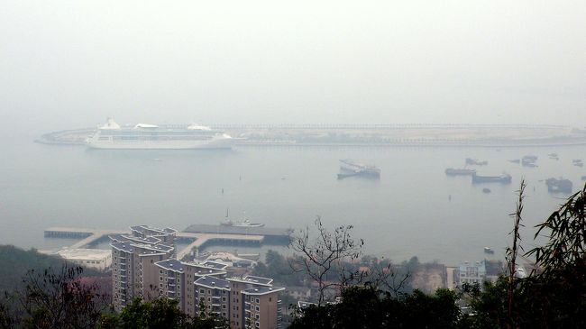 同じような所から見た、港に停泊中のラプソディ号がかすかに見えます。