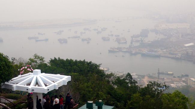 高台の公園地区から見た旧市街地区。